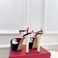 Valentino 华伦天奴 26𝐬𝐬2026春夏新品 VT双扣带防水台高跟凉鞋 上新☑️—————— Valentino 华伦天奴 26𝐬𝐬2026春夏新品 VT双扣带防水台高跟凉鞋 上新☑️——————