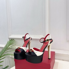 Valentino 华伦天奴 26𝐬𝐬2026春夏新品 VT双扣带防水台高跟凉鞋 上新☑️—————— Valentino 华伦天奴 26𝐬𝐬2026春夏新品 VT双扣带防水台高跟凉鞋 上新☑️——————