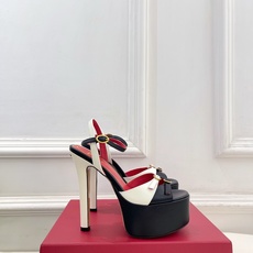 Valentino 华伦天奴 26𝐬𝐬2026春夏新品 VT双扣带防水台高跟凉鞋 上新☑️—————— Valentino 华伦天奴 26𝐬𝐬2026春夏新品 VT双扣带防水台高跟凉鞋 上新☑️——————