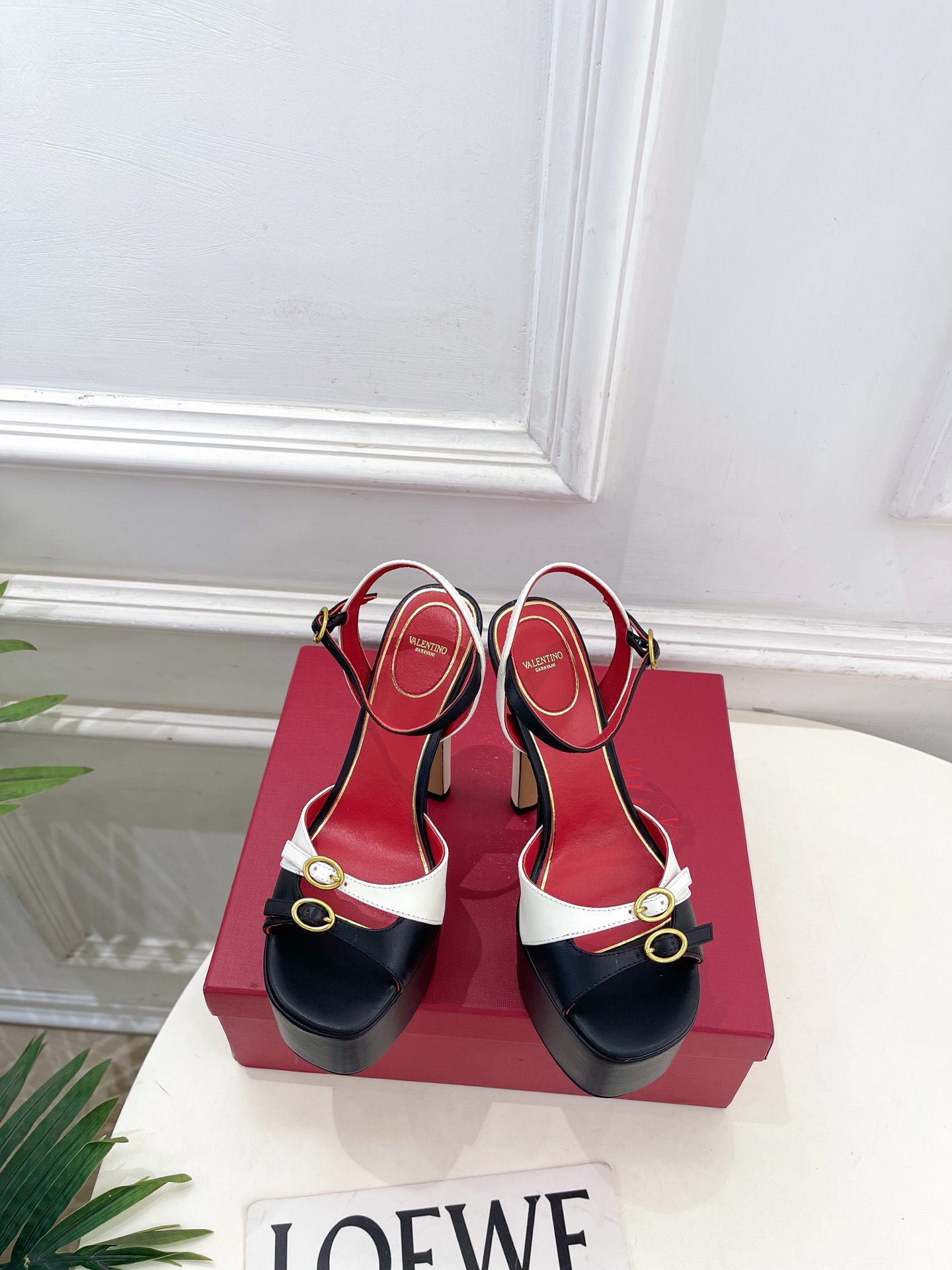Valentino  华伦天奴 26𝐬𝐬2026春夏新品 VT双扣带防水台高跟凉鞋 上新☑️——————