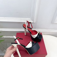Valentino 华伦天奴 26𝐬𝐬2026春夏新品 VT双扣带防水台高跟凉鞋 上新☑️—————— Valentino 华伦天奴 26𝐬𝐬2026春夏新品 VT双扣带防水台高跟凉鞋 上新☑️——————
