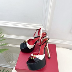Valentino 华伦天奴 26𝐬𝐬2026春夏新品 VT双扣带防水台高跟凉鞋 上新☑️—————— Valentino 华伦天奴 26𝐬𝐬2026春夏新品 VT双扣带防水台高跟凉鞋 上新☑️——————