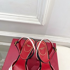 Valentino 华伦天奴 26𝐬𝐬2026春夏新品 VT双扣带防水台高跟凉鞋 上新☑️—————— Valentino 华伦天奴 26𝐬𝐬2026春夏新品 VT双扣带防水台高跟凉鞋 上新☑️——————