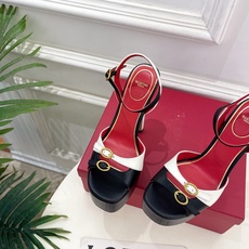 Valentino 华伦天奴 26𝐬𝐬2026春夏新品 VT双扣带防水台高跟凉鞋 上新☑️—————— Valentino 华伦天奴 26𝐬𝐬2026春夏新品 VT双扣带防水台高跟凉鞋 上新☑️——————
