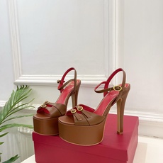 Valentino 华伦天奴 26𝐬𝐬2026春夏新品 VT双扣带防水台高跟凉鞋 上新☑️—————— Valentino 华伦天奴 26𝐬𝐬2026春夏新品 VT双扣带防水台高跟凉鞋 上新☑️——————
