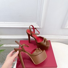 Valentino 华伦天奴 26𝐬𝐬2026春夏新品 VT双扣带防水台高跟凉鞋 上新☑️—————— Valentino 华伦天奴 26𝐬𝐬2026春夏新品 VT双扣带防水台高跟凉鞋 上新☑️——————