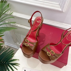 Valentino 华伦天奴 26𝐬𝐬2026春夏新品 VT双扣带防水台高跟凉鞋 上新☑️—————— Valentino 华伦天奴 26𝐬𝐬2026春夏新品 VT双扣带防水台高跟凉鞋 上新☑️——————