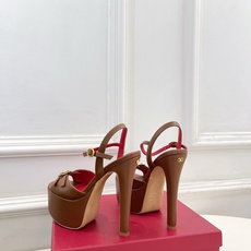Valentino 华伦天奴 26𝐬𝐬2026春夏新品 VT双扣带防水台高跟凉鞋 上新☑️—————— Valentino 华伦天奴 26𝐬𝐬2026春夏新品 VT双扣带防水台高跟凉鞋 上新☑️——————
