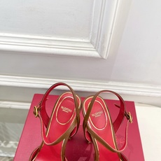 Valentino 华伦天奴 26𝐬𝐬2026春夏新品 VT双扣带防水台高跟凉鞋 上新☑️—————— Valentino 华伦天奴 26𝐬𝐬2026春夏新品 VT双扣带防水台高跟凉鞋 上新☑️——————