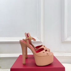 Valentino 华伦天奴 26𝐬𝐬2026春夏新品 VT双扣带防水台高跟凉鞋 上新☑️—————— Valentino 华伦天奴 26𝐬𝐬2026春夏新品 VT双扣带防水台高跟凉鞋 上新☑️——————