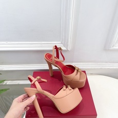 Valentino 华伦天奴 26𝐬𝐬2026春夏新品 VT双扣带防水台高跟凉鞋 上新☑️—————— Valentino 华伦天奴 26𝐬𝐬2026春夏新品 VT双扣带防水台高跟凉鞋 上新☑️——————