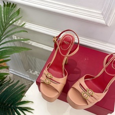 Valentino 华伦天奴 26𝐬𝐬2026春夏新品 VT双扣带防水台高跟凉鞋 上新☑️—————— Valentino 华伦天奴 26𝐬𝐬2026春夏新品 VT双扣带防水台高跟凉鞋 上新☑️——————