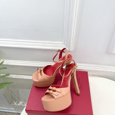 Valentino 华伦天奴 26𝐬𝐬2026春夏新品 VT双扣带防水台高跟凉鞋 上新☑️—————— Valentino 华伦天奴 26𝐬𝐬2026春夏新品 VT双扣带防水台高跟凉鞋 上新☑️——————
