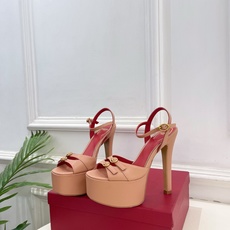 Valentino 华伦天奴 26𝐬𝐬2026春夏新品 VT双扣带防水台高跟凉鞋 上新☑️—————— Valentino 华伦天奴 26𝐬𝐬2026春夏新品 VT双扣带防水台高跟凉鞋 上新☑️——————