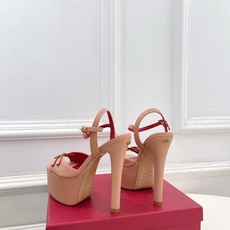 Valentino 华伦天奴 26𝐬𝐬2026春夏新品 VT双扣带防水台高跟凉鞋 上新☑️—————— Valentino 华伦天奴 26𝐬𝐬2026春夏新品 VT双扣带防水台高跟凉鞋 上新☑️——————
