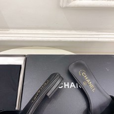 𝐂𝐇𝐀𝐍𝐄𝐋 | 小香 26𝐬𝐬 🦋2026 春夏新品 专柜经典走秀款 小香双C书包扣方头平底拖鞋 𝐂𝐇𝐀𝐍𝐄𝐋 | 小香 26𝐬𝐬 🦋2026 春夏新品 专柜经典走秀款 小香双C书包扣方头平底拖鞋