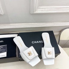 𝐂𝐇𝐀𝐍𝐄𝐋 | 小香 26𝐬𝐬 🦋2026 春夏新品 专柜经典走秀款 小香双C书包扣方头平底拖鞋 𝐂𝐇𝐀𝐍𝐄𝐋 | 小香 26𝐬𝐬 🦋2026 春夏新品 专柜经典走秀款 小香双C书包扣方头平底拖鞋