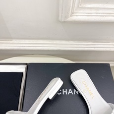 𝐂𝐇𝐀𝐍𝐄𝐋 | 小香 26𝐬𝐬 🦋2026 春夏新品 专柜经典走秀款 小香双C书包扣方头平底拖鞋 𝐂𝐇𝐀𝐍𝐄𝐋 | 小香 26𝐬𝐬 🦋2026 春夏新品 专柜经典走秀款 小香双C书包扣方头平底拖鞋