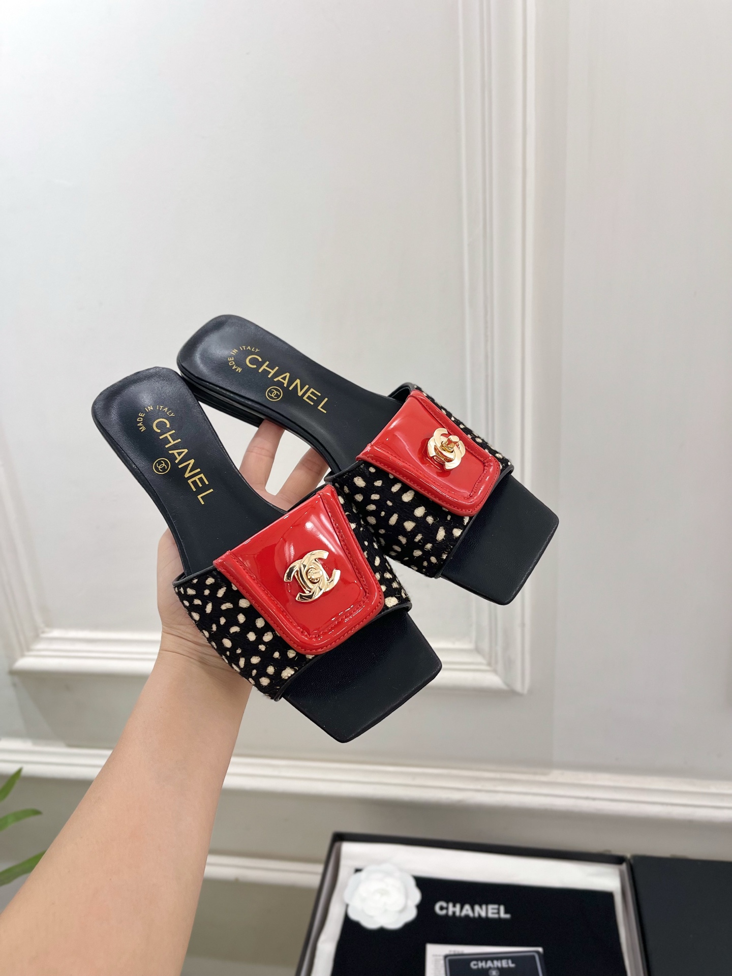 𝐂𝐇𝐀𝐍𝐄𝐋  | 小香  26𝐬𝐬 🦋2026 春夏新品  专柜经典走秀款 小香双C书包扣方头平底拖鞋