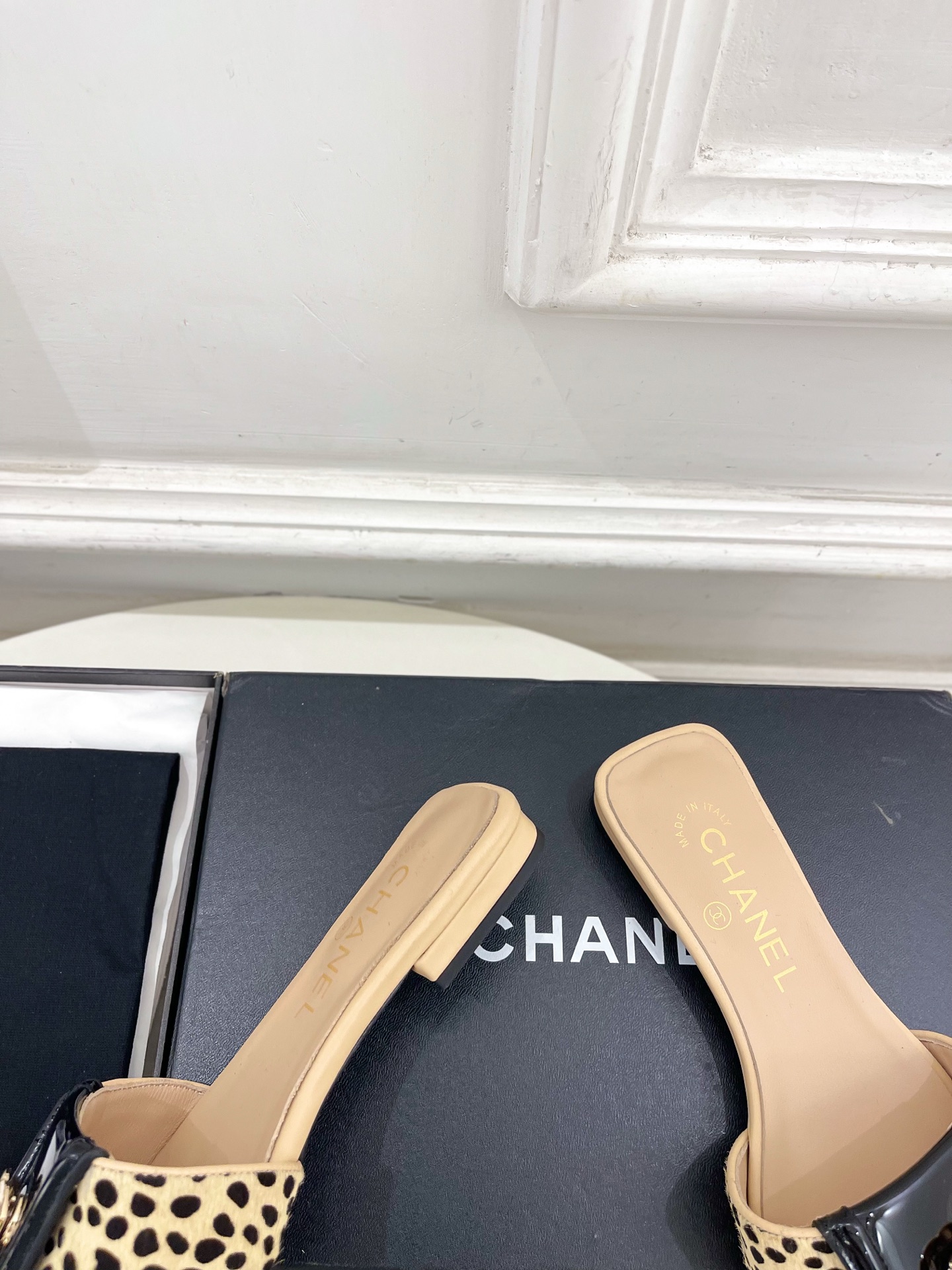 𝐂𝐇𝐀𝐍𝐄𝐋  | 小香  26𝐬𝐬 🦋2026 春夏新品  专柜经典走秀款 小香双C书包扣方头平底拖鞋