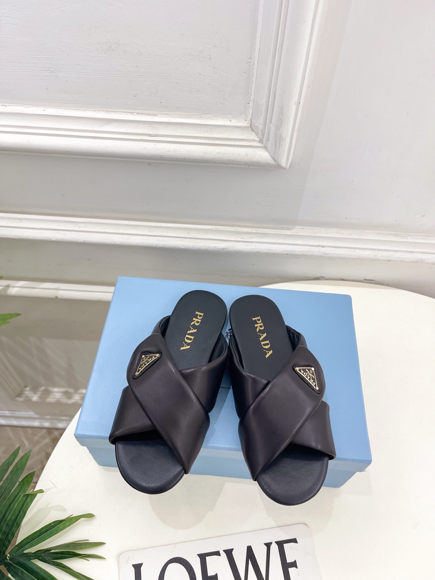 PRADA 普拉达  26𝐬𝐬 🌈2026春夏新品 专柜走秀款 经典金属徽标Nappa交叉带平底拖鞋 系