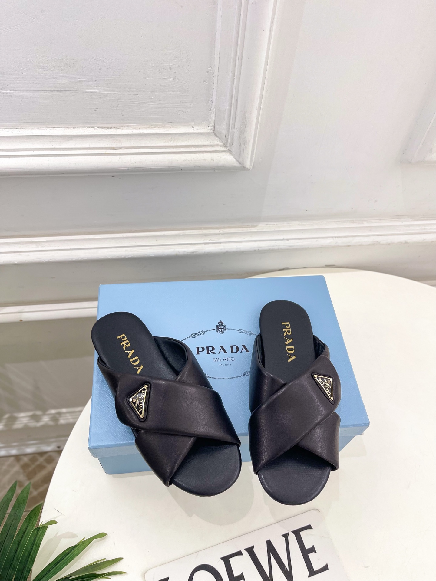 PRADA 普拉达 26𝐬𝐬 🌈2026春夏新品 专柜走秀款 经典金属徽标Nappa交叉带平底拖鞋 系 PRADA 普拉达 26𝐬𝐬 🌈2026春夏新品 专柜走秀款 经典金属徽标Nappa交叉带平底拖鞋 系