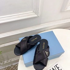PRADA 普拉达 26𝐬𝐬 🌈2026春夏新品 专柜走秀款 经典金属徽标Nappa交叉带平底拖鞋 系 PRADA 普拉达 26𝐬𝐬 🌈2026春夏新品 专柜走秀款 经典金属徽标Nappa交叉带平底拖鞋 系