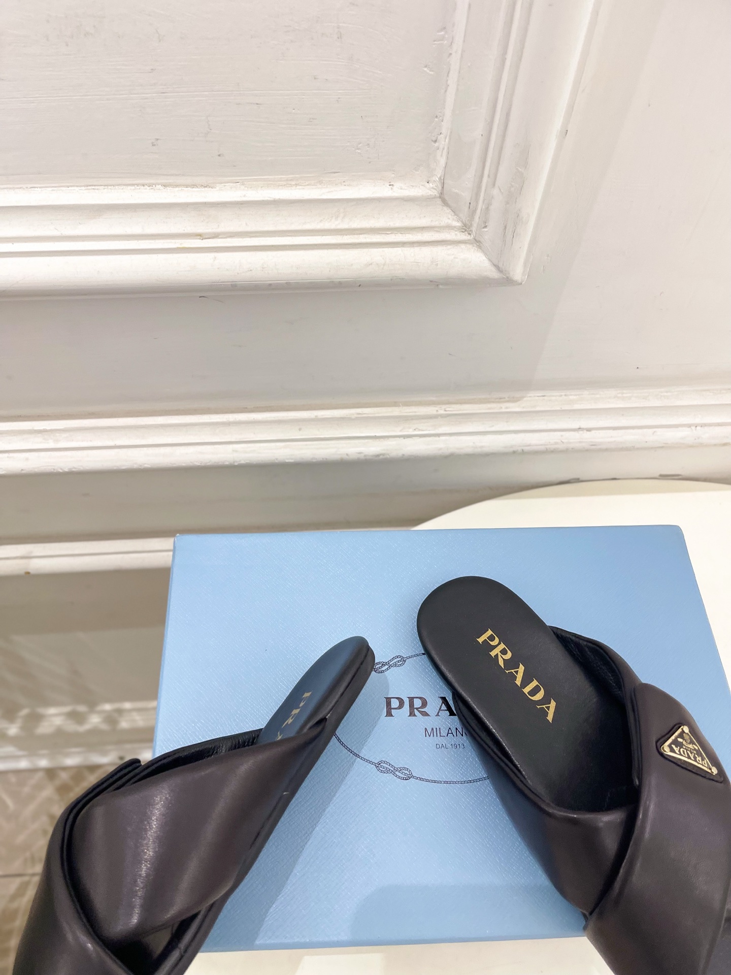PRADA 普拉达 26𝐬𝐬 🌈2026春夏新品 专柜走秀款 经典金属徽标Nappa交叉带平底拖鞋 系 PRADA 普拉达 26𝐬𝐬 🌈2026春夏新品 专柜走秀款 经典金属徽标Nappa交叉带平底拖鞋 系
