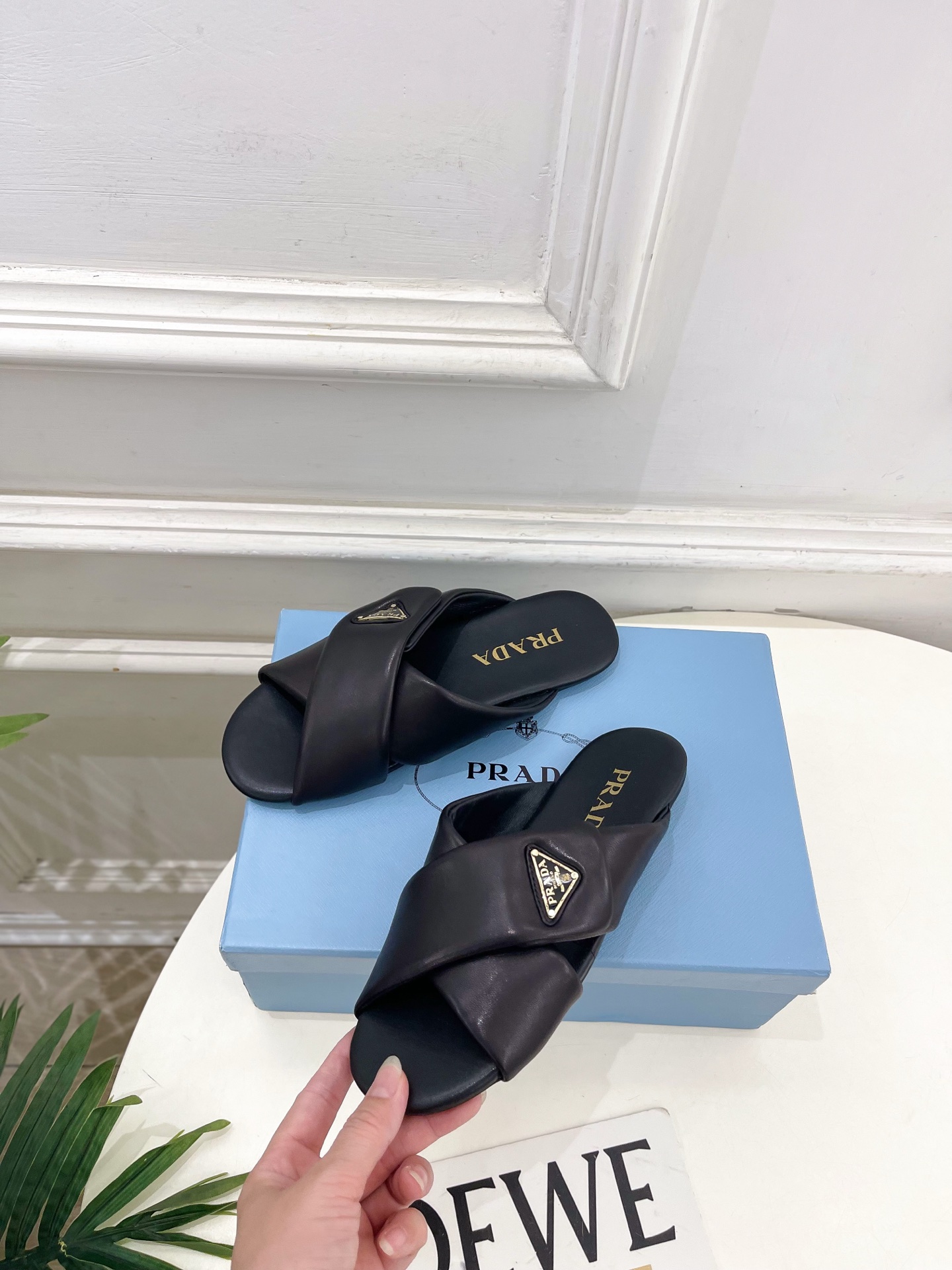 PRADA 普拉达 26𝐬𝐬 🌈2026春夏新品 专柜走秀款 经典金属徽标Nappa交叉带平底拖鞋 系 PRADA 普拉达 26𝐬𝐬 🌈2026春夏新品 专柜走秀款 经典金属徽标Nappa交叉带平底拖鞋 系