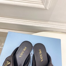 PRADA 普拉达 26𝐬𝐬 🌈2026春夏新品 专柜走秀款 经典金属徽标Nappa交叉带平底拖鞋 系 PRADA 普拉达 26𝐬𝐬 🌈2026春夏新品 专柜走秀款 经典金属徽标Nappa交叉带平底拖鞋 系