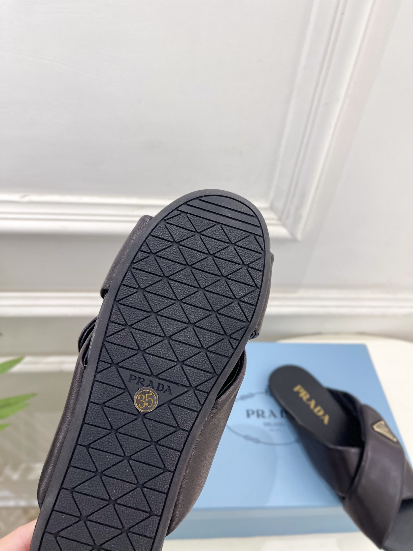 PRADA 普拉达 26𝐬𝐬 🌈2026春夏新品 专柜走秀款 经典金属徽标Nappa交叉带平底拖鞋 系 PRADA 普拉达 26𝐬𝐬 🌈2026春夏新品 专柜走秀款 经典金属徽标Nappa交叉带平底拖鞋 系