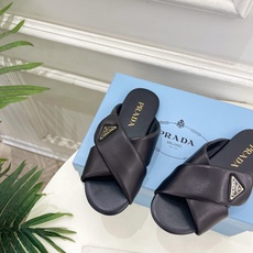 PRADA 普拉达 26𝐬𝐬 🌈2026春夏新品 专柜走秀款 经典金属徽标Nappa交叉带平底拖鞋 系 PRADA 普拉达 26𝐬𝐬 🌈2026春夏新品 专柜走秀款 经典金属徽标Nappa交叉带平底拖鞋 系