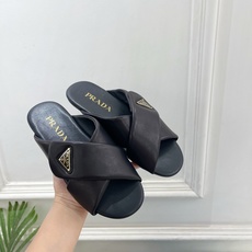 PRADA 普拉达 26𝐬𝐬 🌈2026春夏新品 专柜走秀款 经典金属徽标Nappa交叉带平底拖鞋 系 PRADA 普拉达 26𝐬𝐬 🌈2026春夏新品 专柜走秀款 经典金属徽标Nappa交叉带平底拖鞋 系