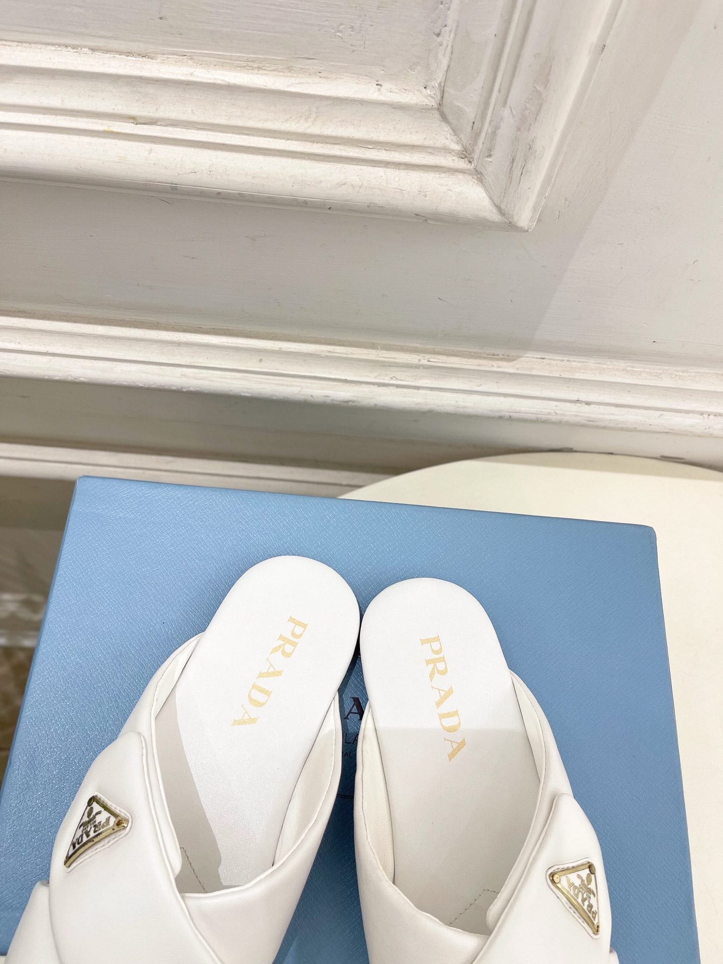 PRADA 普拉达  26𝐬𝐬 🌈2026春夏新品 专柜走秀款 经典金属徽标Nappa交叉带平底拖鞋 系