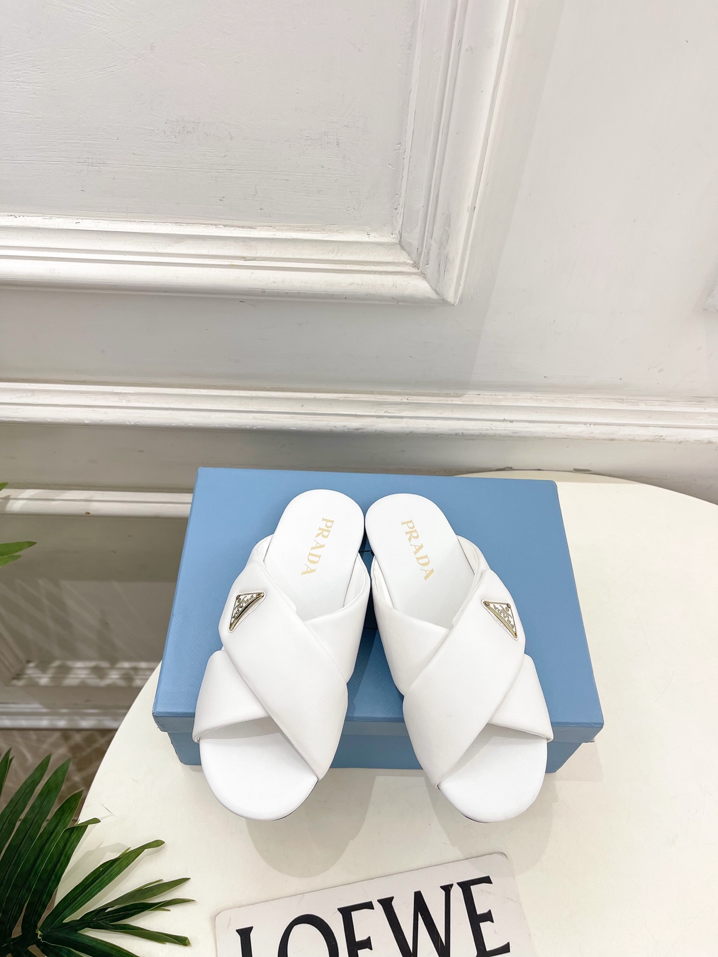 PRADA 普拉达  26𝐬𝐬 🌈2026春夏新品 专柜走秀款 经典金属徽标Nappa交叉带平底拖鞋 系