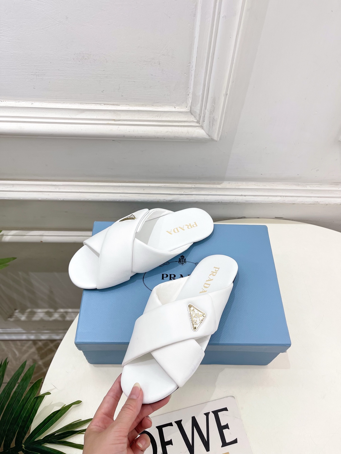 PRADA 普拉达  26𝐬𝐬 🌈2026春夏新品 专柜走秀款 经典金属徽标Nappa交叉带平底拖鞋 系