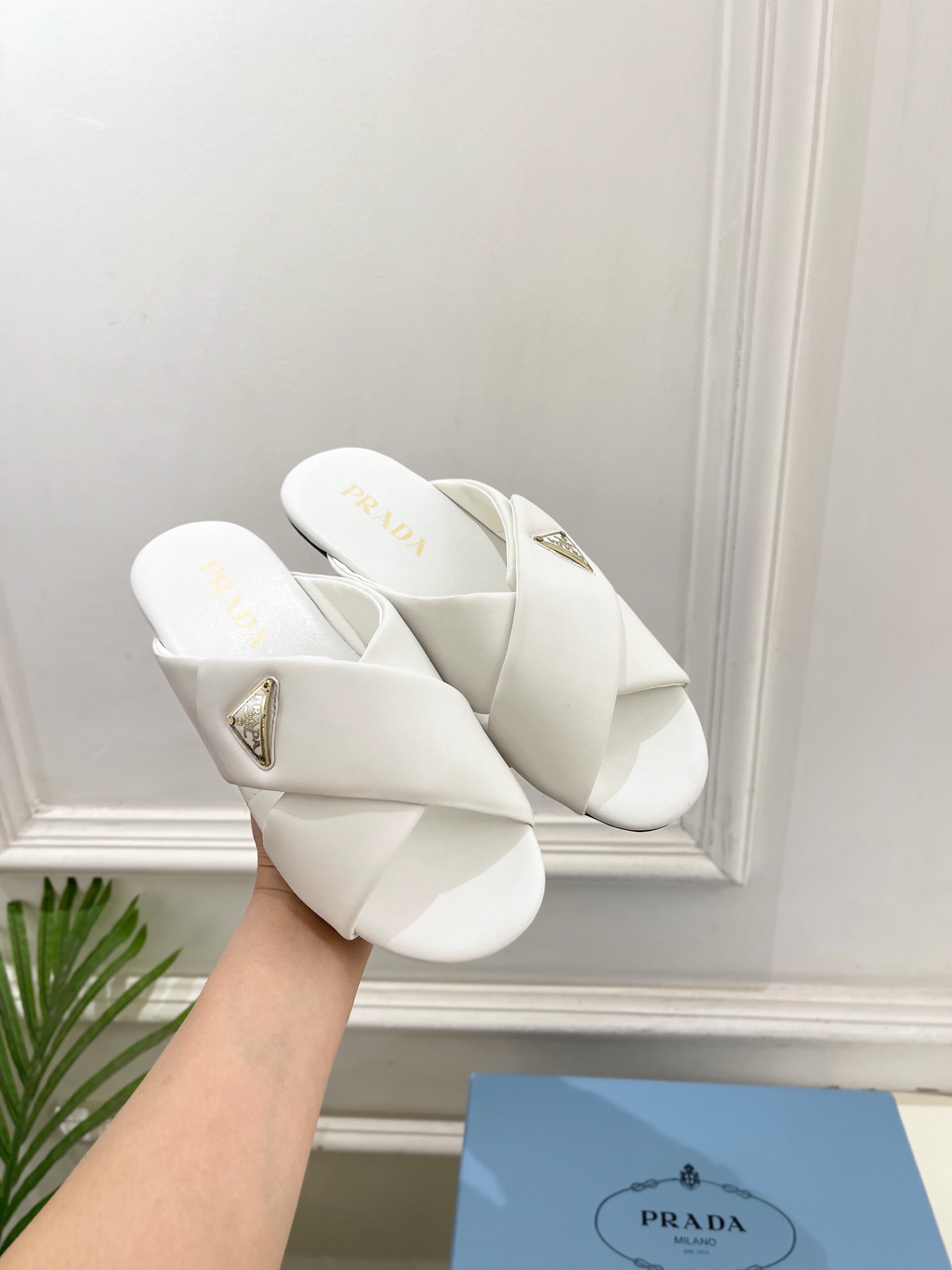 PRADA 普拉达  26𝐬𝐬 🌈2026春夏新品 专柜走秀款 经典金属徽标Nappa交叉带平底拖鞋 系