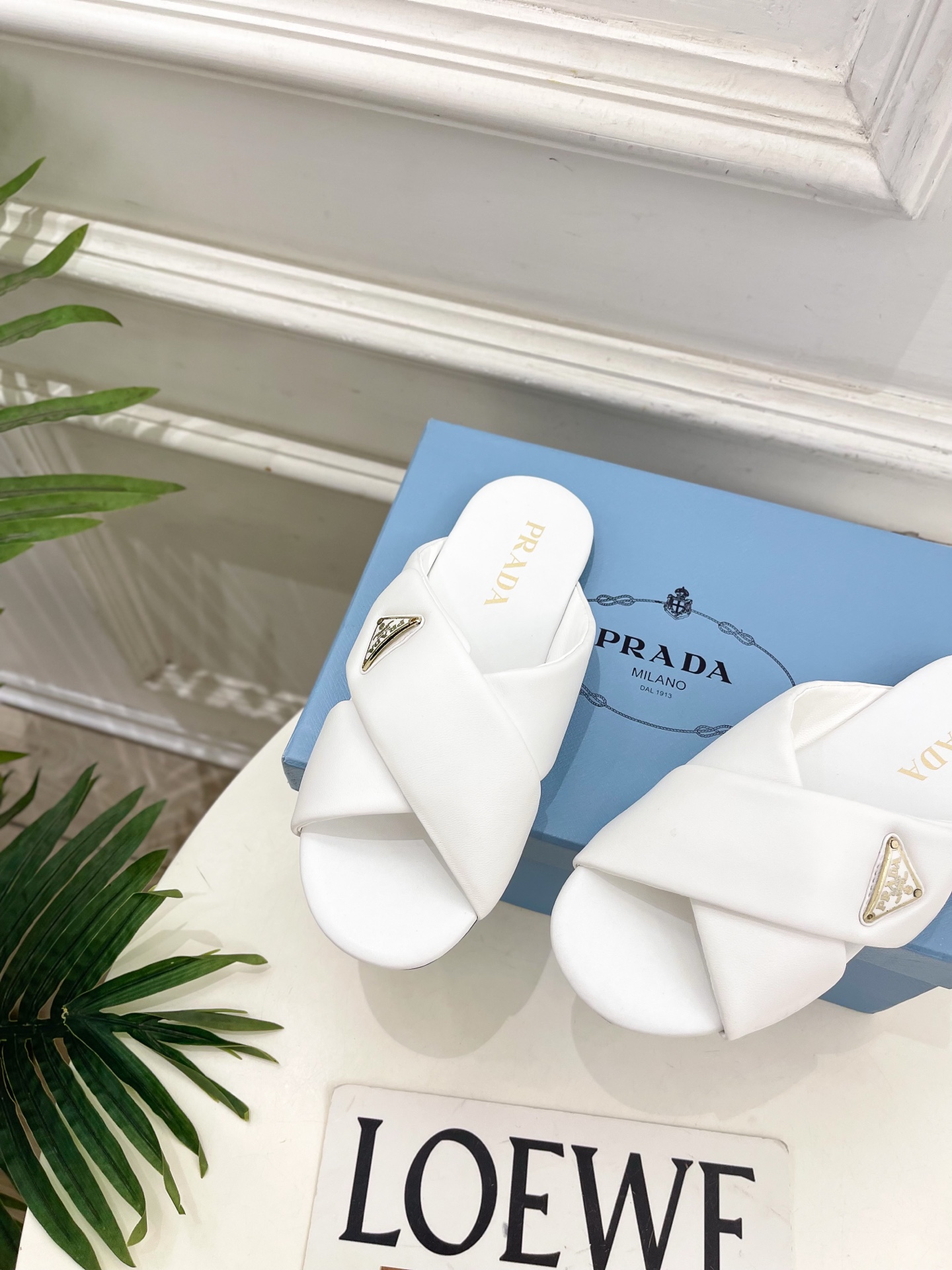 PRADA 普拉达  26𝐬𝐬 🌈2026春夏新品 专柜走秀款 经典金属徽标Nappa交叉带平底拖鞋 系