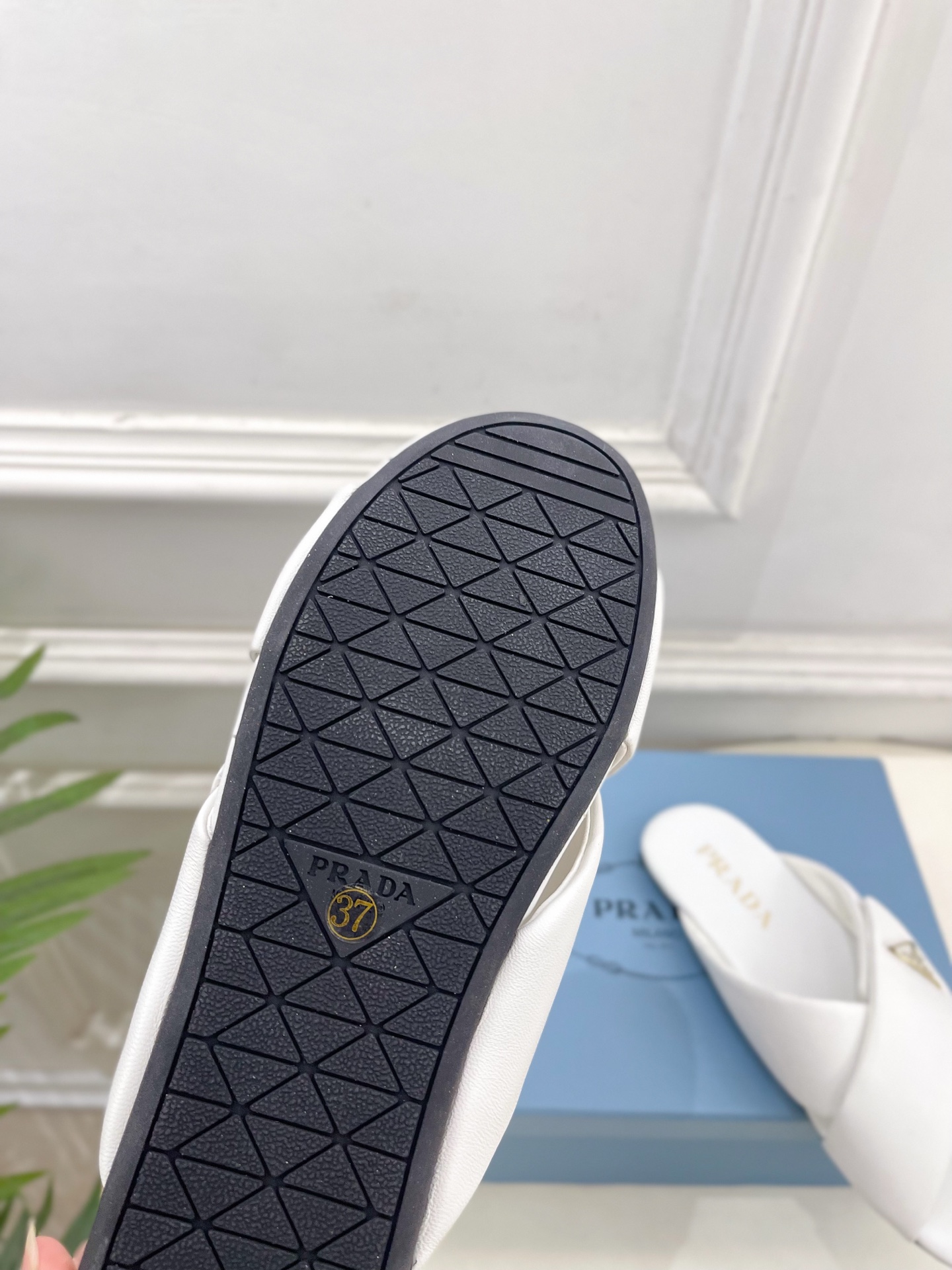 PRADA 普拉达  26𝐬𝐬 🌈2026春夏新品 专柜走秀款 经典金属徽标Nappa交叉带平底拖鞋 系