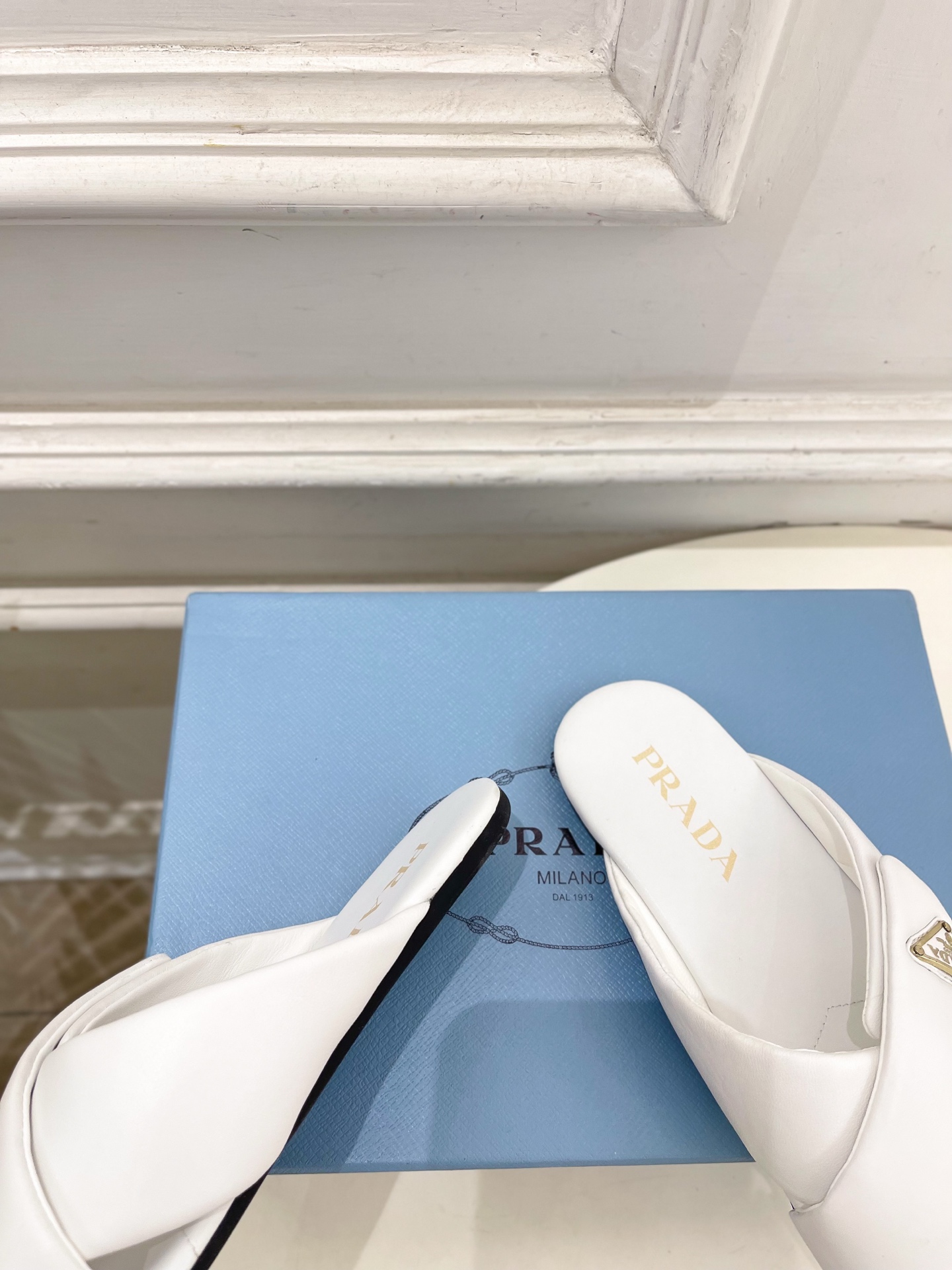 PRADA 普拉达  26𝐬𝐬 🌈2026春夏新品 专柜走秀款 经典金属徽标Nappa交叉带平底拖鞋 系