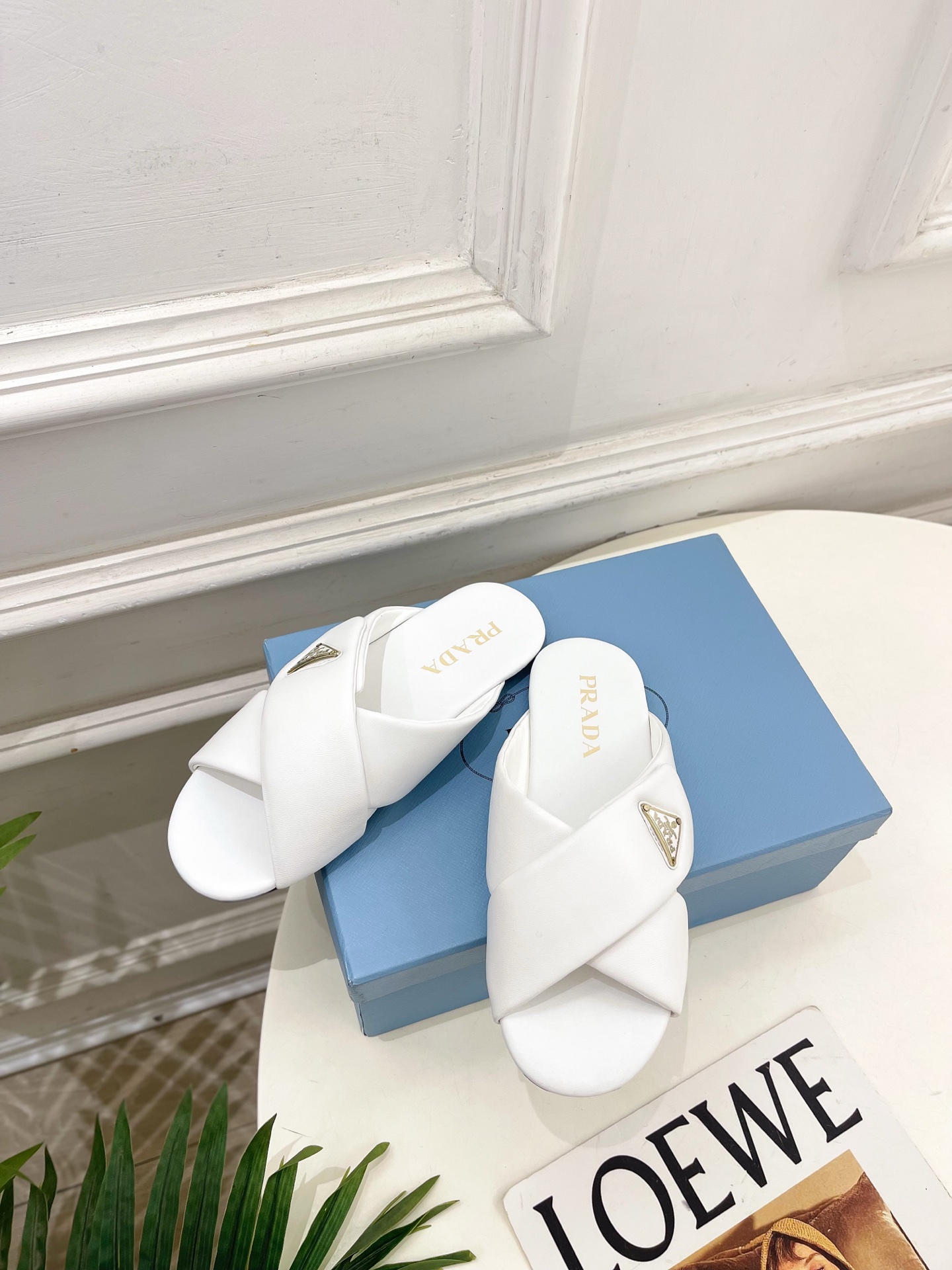 PRADA 普拉达  26𝐬𝐬 🌈2026春夏新品 专柜走秀款 经典金属徽标Nappa交叉带平底拖鞋 系