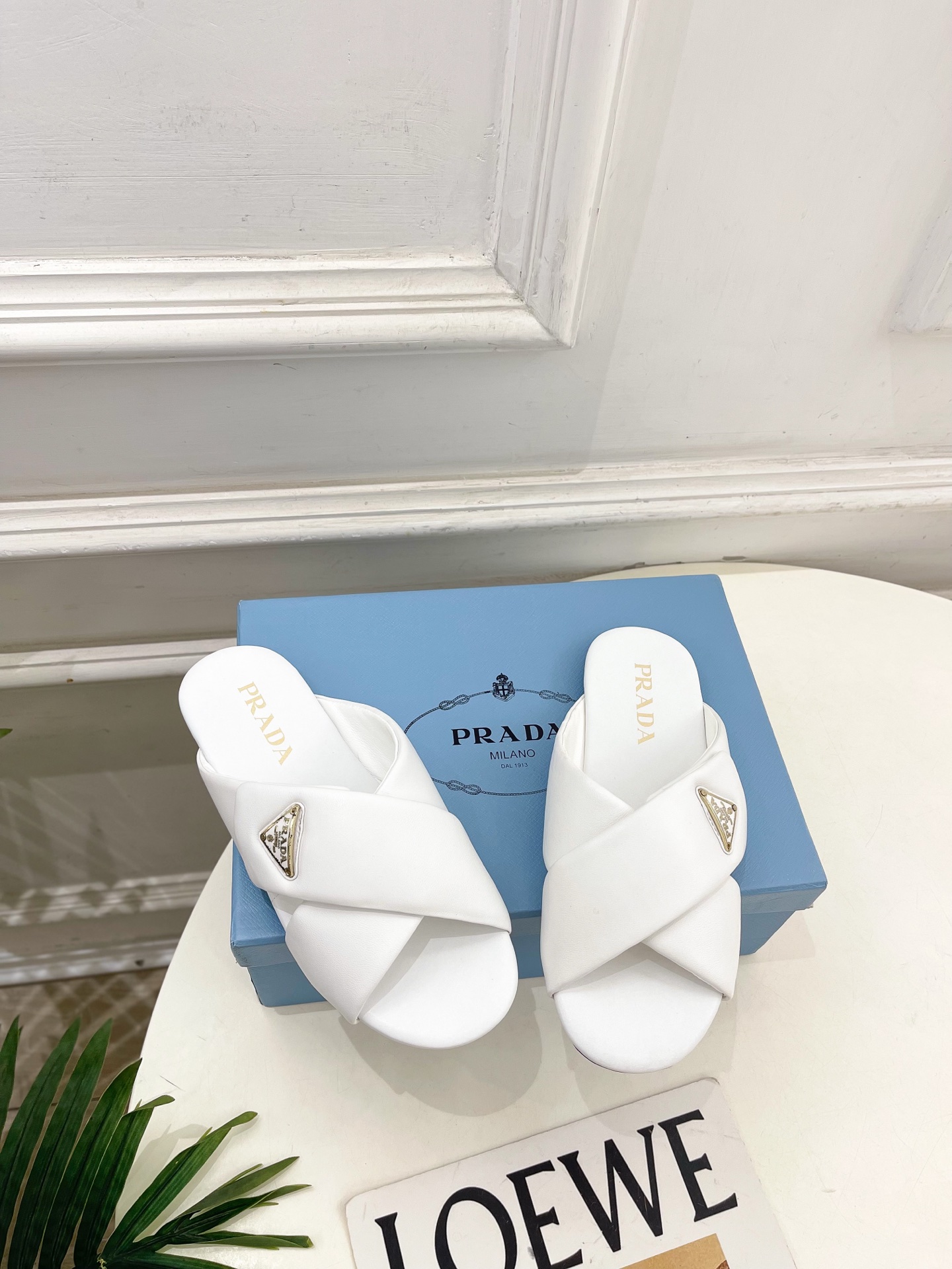 PRADA 普拉达  26𝐬𝐬 🌈2026春夏新品 专柜走秀款 经典金属徽标Nappa交叉带平底拖鞋 系