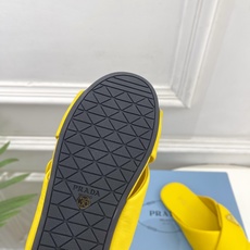 PRADA 普拉达 26𝐬𝐬 🌈2026春夏新品 专柜走秀款 经典金属徽标Nappa交叉带平底拖鞋 系 PRADA 普拉达 26𝐬𝐬 🌈2026春夏新品 专柜走秀款 经典金属徽标Nappa交叉带平底拖鞋 系