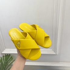 PRADA 普拉达 26𝐬𝐬 🌈2026春夏新品 专柜走秀款 经典金属徽标Nappa交叉带平底拖鞋 系 PRADA 普拉达 26𝐬𝐬 🌈2026春夏新品 专柜走秀款 经典金属徽标Nappa交叉带平底拖鞋 系