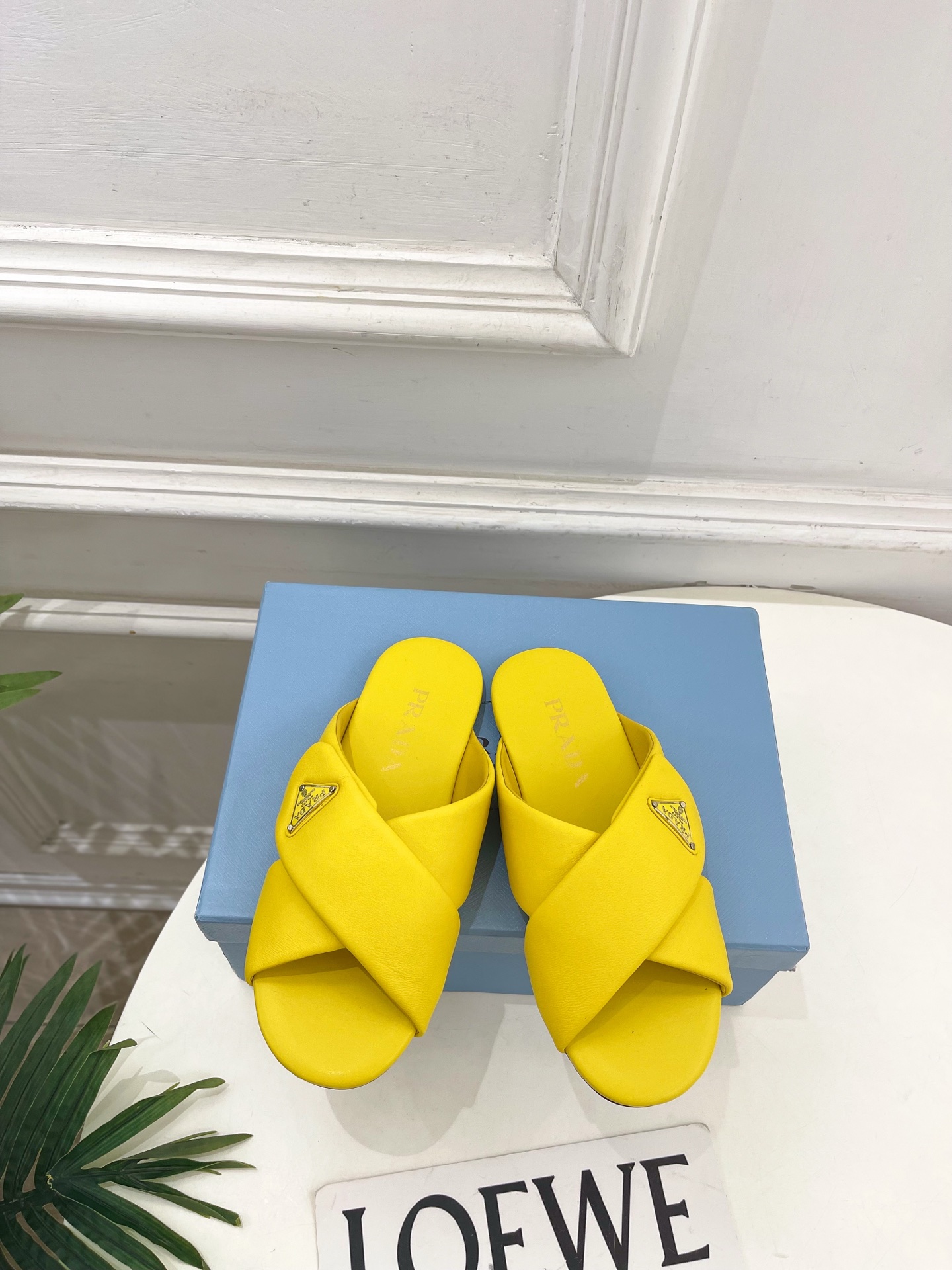 PRADA 普拉达  26𝐬𝐬 🌈2026春夏新品 专柜走秀款 经典金属徽标Nappa交叉带平底拖鞋 系