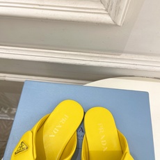 PRADA 普拉达 26𝐬𝐬 🌈2026春夏新品 专柜走秀款 经典金属徽标Nappa交叉带平底拖鞋 系 PRADA 普拉达 26𝐬𝐬 🌈2026春夏新品 专柜走秀款 经典金属徽标Nappa交叉带平底拖鞋 系