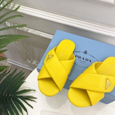 PRADA 普拉达 26𝐬𝐬 🌈2026春夏新品 专柜走秀款 经典金属徽标Nappa交叉带平底拖鞋 系 PRADA 普拉达 26𝐬𝐬 🌈2026春夏新品 专柜走秀款 经典金属徽标Nappa交叉带平底拖鞋 系