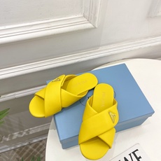 PRADA 普拉达 26𝐬𝐬 🌈2026春夏新品 专柜走秀款 经典金属徽标Nappa交叉带平底拖鞋 系 PRADA 普拉达 26𝐬𝐬 🌈2026春夏新品 专柜走秀款 经典金属徽标Nappa交叉带平底拖鞋 系