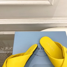 PRADA 普拉达 26𝐬𝐬 🌈2026春夏新品 专柜走秀款 经典金属徽标Nappa交叉带平底拖鞋 系 PRADA 普拉达 26𝐬𝐬 🌈2026春夏新品 专柜走秀款 经典金属徽标Nappa交叉带平底拖鞋 系