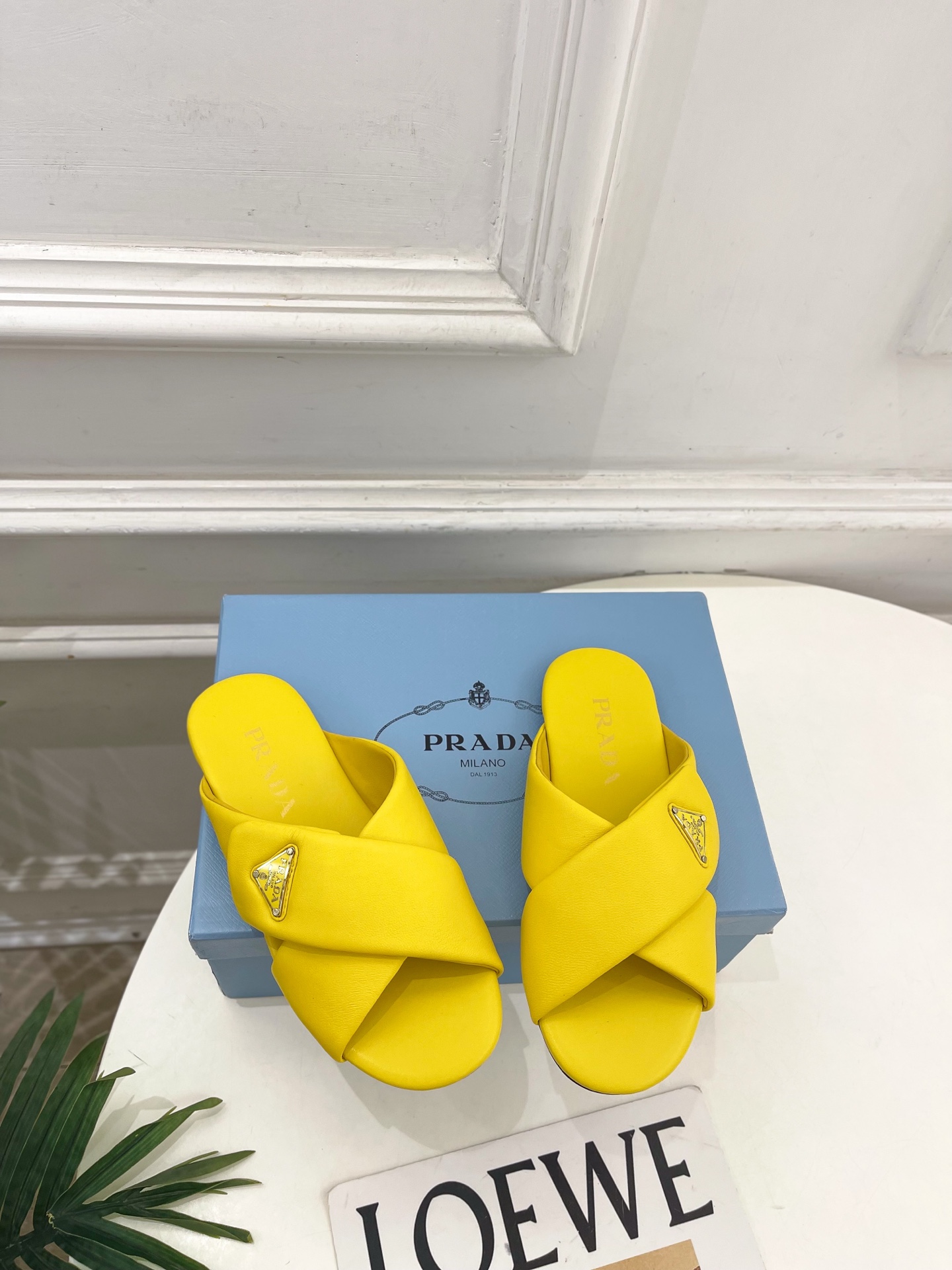 PRADA 普拉达 26𝐬𝐬 🌈2026春夏新品 专柜走秀款 经典金属徽标Nappa交叉带平底拖鞋 系 PRADA 普拉达 26𝐬𝐬 🌈2026春夏新品 专柜走秀款 经典金属徽标Nappa交叉带平底拖鞋 系